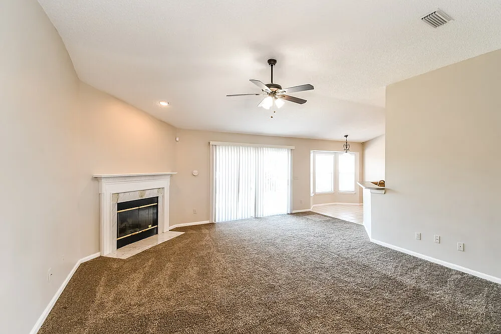 4 bed, 2.0 bath, 1947 sqft, $2,185 — Photo 3