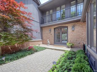 1875 Pine Ridge Ln, Bloomfield Hills, MI 48302