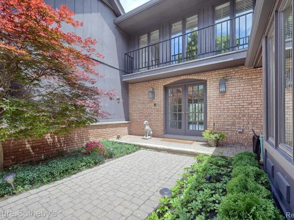 1875 Pine Ridge Ln, Bloomfield Hills, MI 48302
