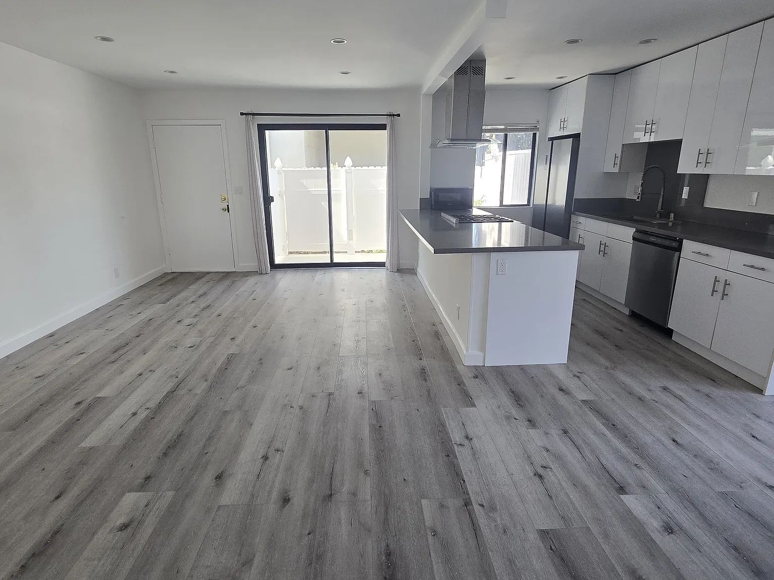 4241 McLaughlin Ave — Photo 2