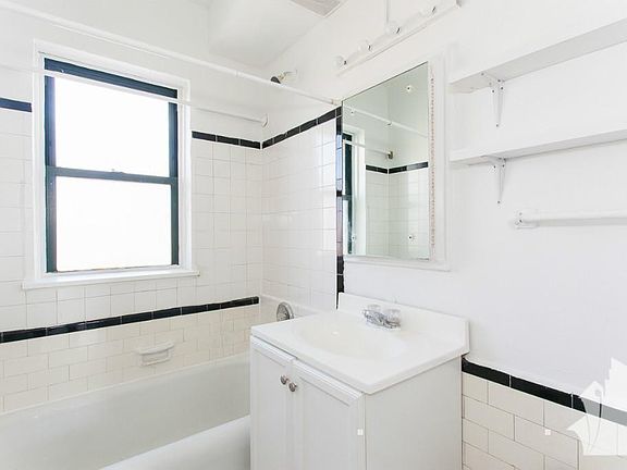 5th image of 550 W Arlington Pl #712A