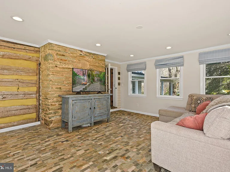 326 Walker Rd — Photo 15