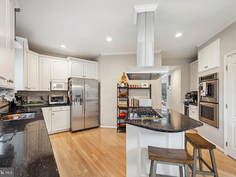 2207 Frank St — Photo 24