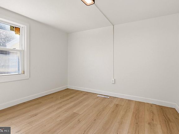 5th image of 216 Barclay St