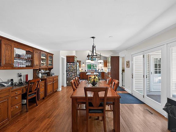 5th image of 2204 Springwood Dr
