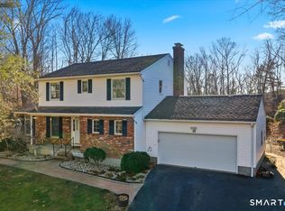 17 Inchcliffe Dr, Gales Ferry, CT 06335