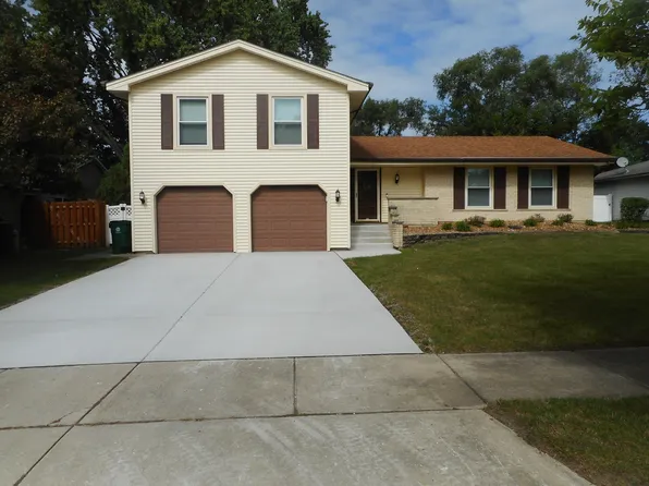 207 Downing Dr, Bloomingdale, IL 60108