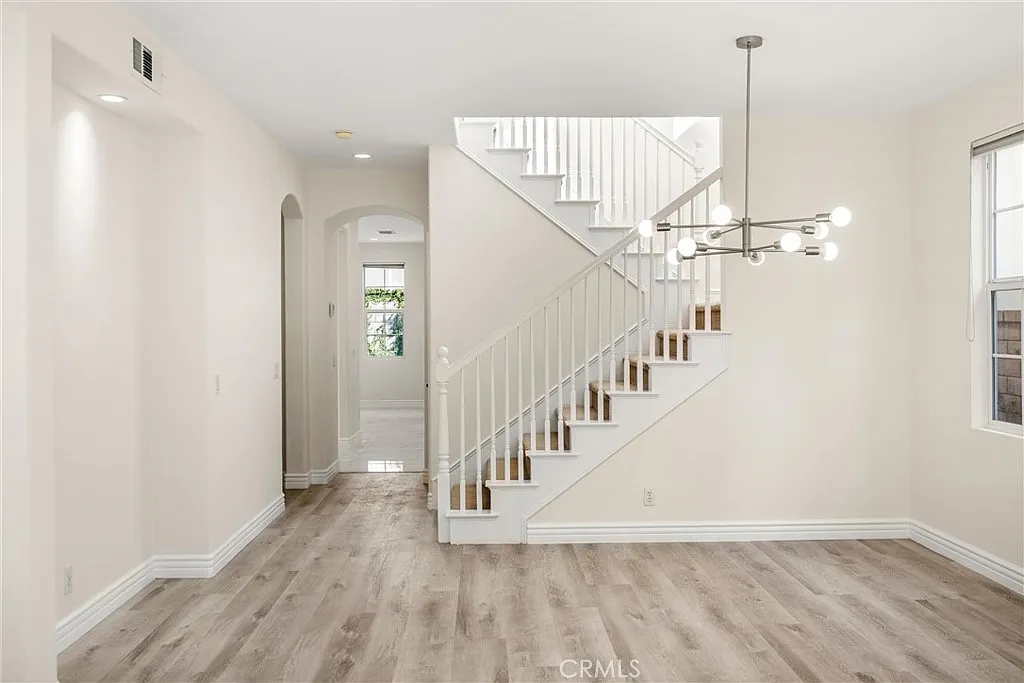 4 bed, 2356 sqft, $5,500 — Photo 3