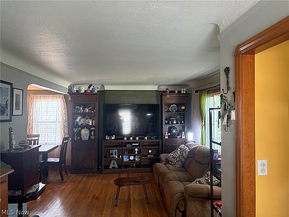 2nd image of 1604 Maplegrove Rd
