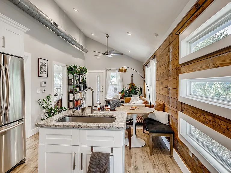 1103 Estes Ave — Photo 9