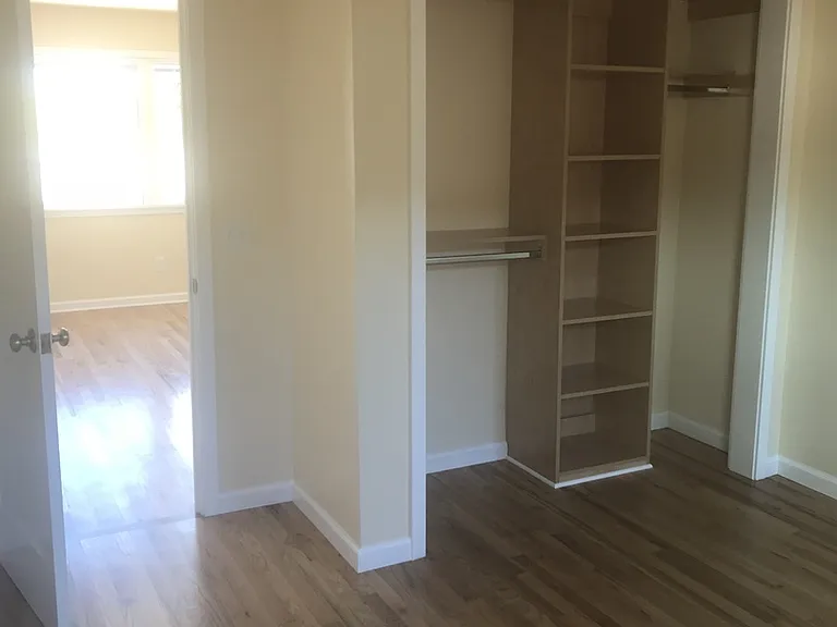 543 Kings Ave — Photo 8