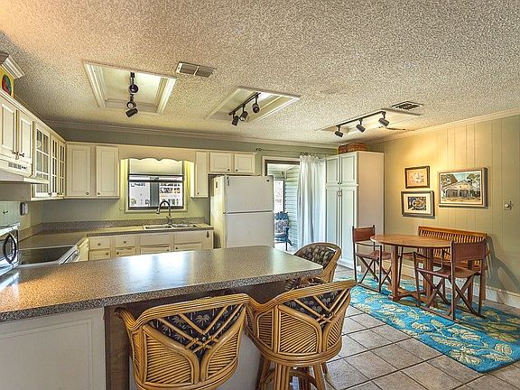 4th image of 673 E Gulf Beach Dr