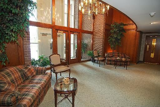 2nd image of 4 Oakbrook Ctr