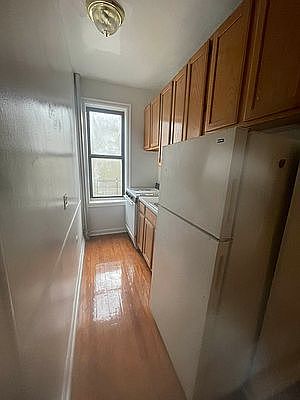 2nd image of 655 Pelham Pkwy N APT 5L