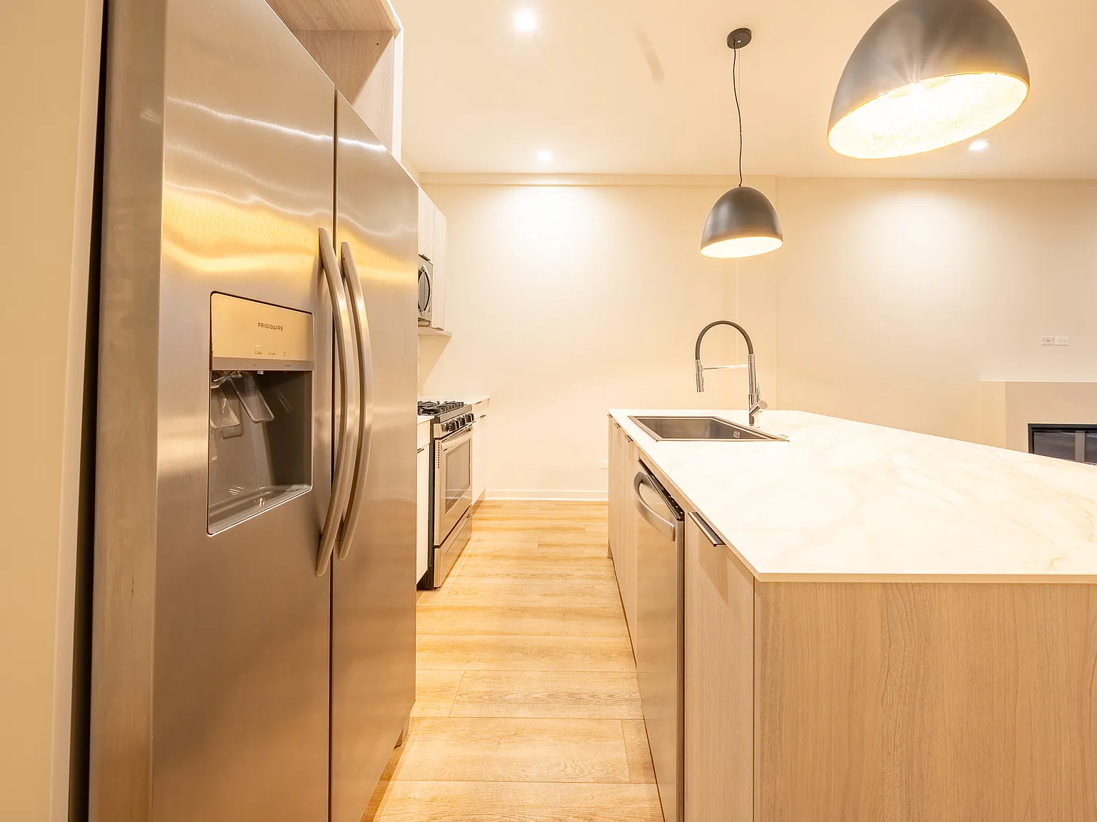 1 bed, 830 sqft, $2,400 — Photo 2