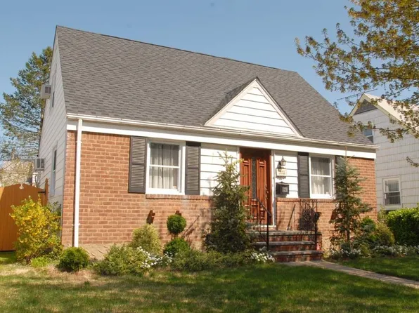 7953 267th St, Glen Oaks, NY 11004