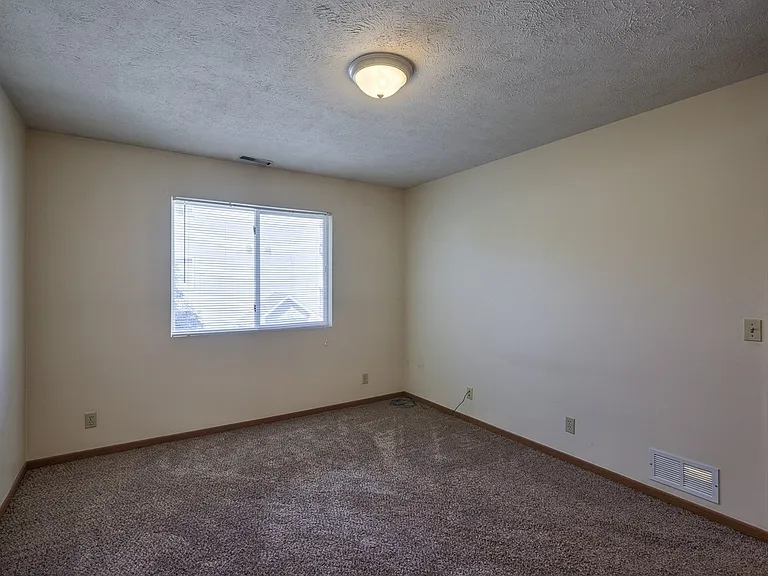 404 Chestnut Dr — Photo 36