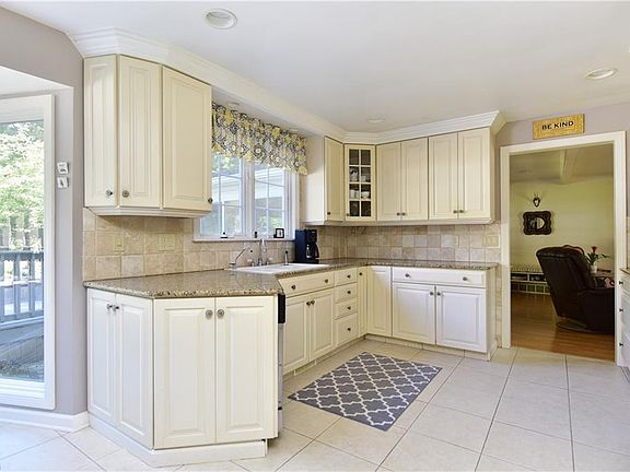 4th image of 4082 Sugarbush Dr