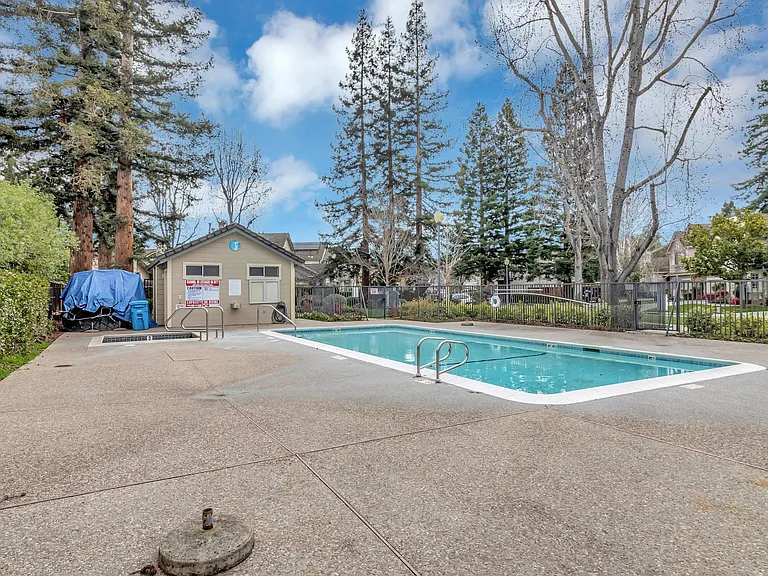 302 Tadley Ct — Photo 39