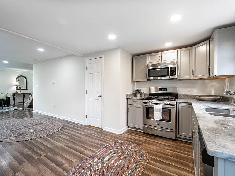 8033 Edgewater Ave — Photo 13