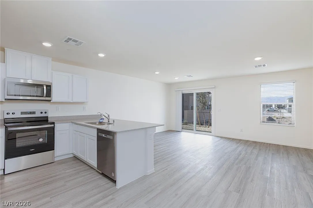 3 bed, 2.5 bath, 1328 sqft, $2,300 — Photo 2