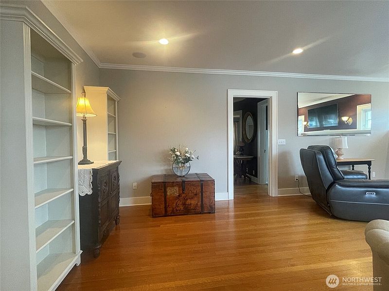 4th image of 912 N Division Street
