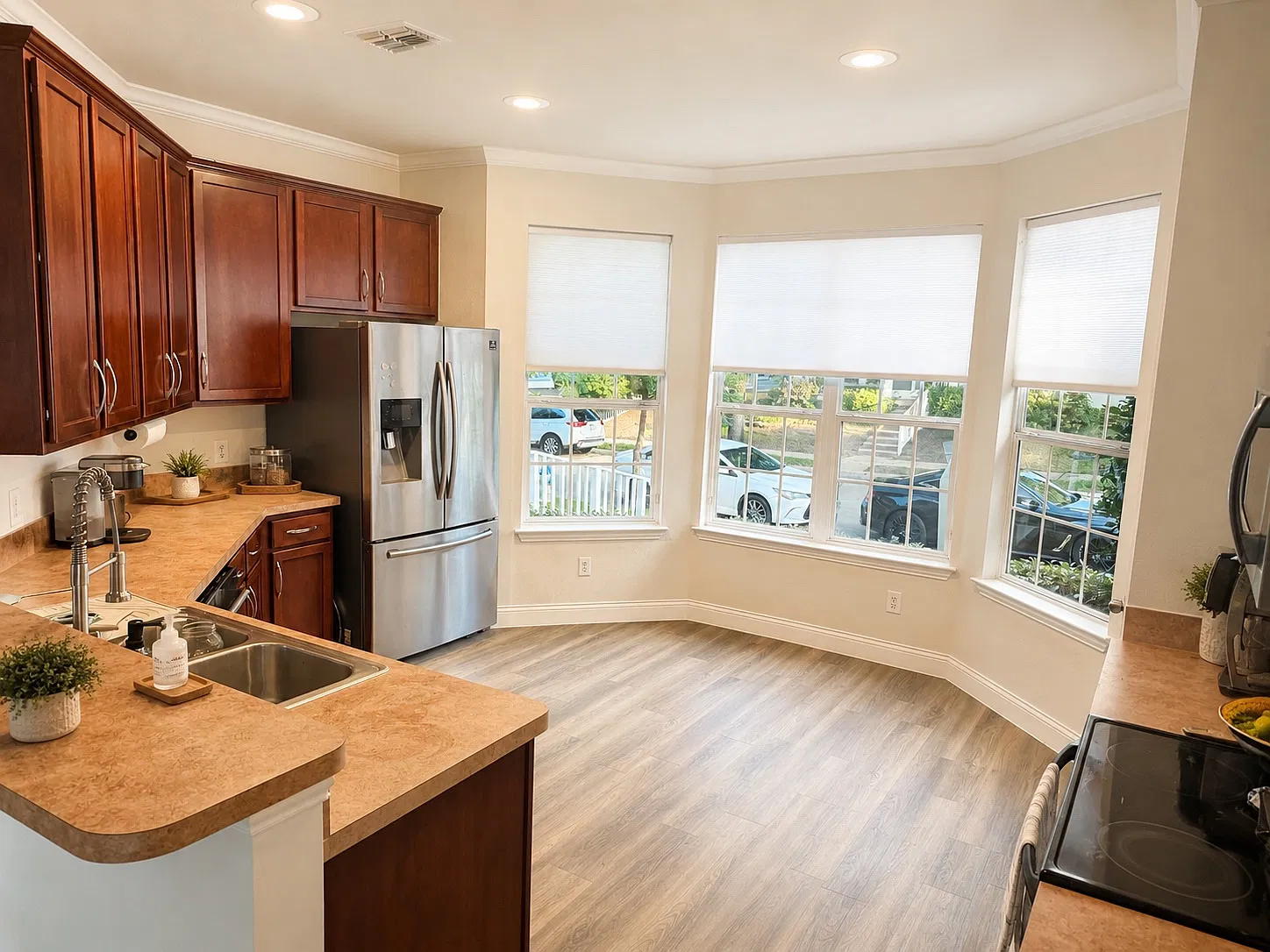 3 bed, 2.5 bath, 1926 sqft, $3,200 — Photo 4