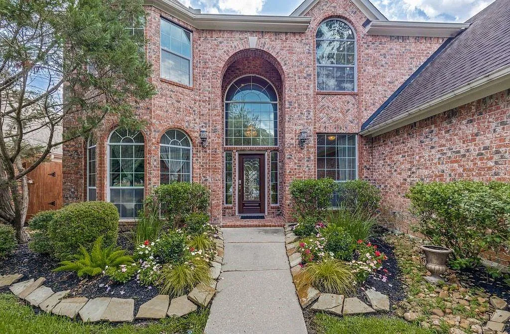 4 bed, 3.5 bath, 4230 sqft, $3,550 — Photo 2