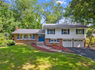 21 Russell Woods Rd, Great Neck, NY 11021