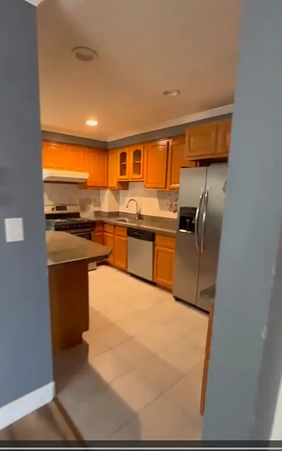 Building Photo - 19 Roosevelt Ave #1