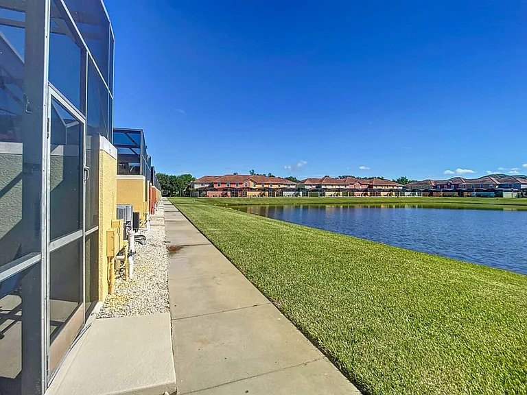 Beach Palm Ave — Photo 40