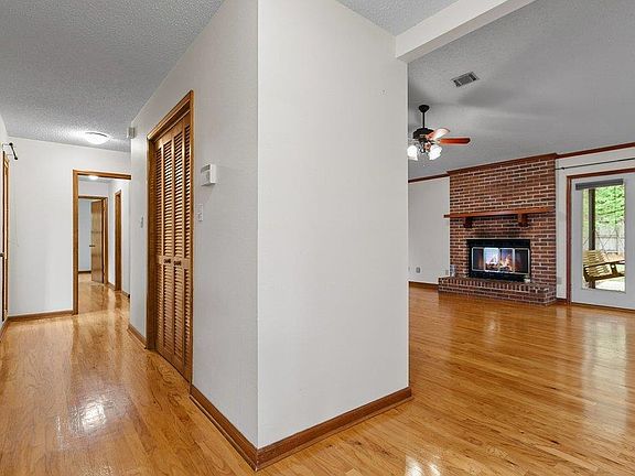 5th image of 409 Live Oak Ln