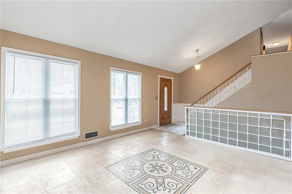 4 bed, 3.0 bath, 2221 sqft, $2,750 — Photo 3