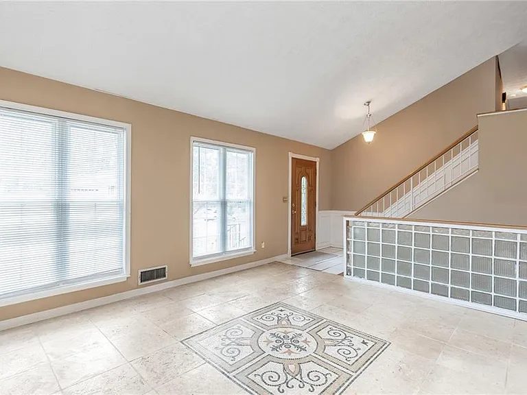 131 Arrowood Ln — Photo 3