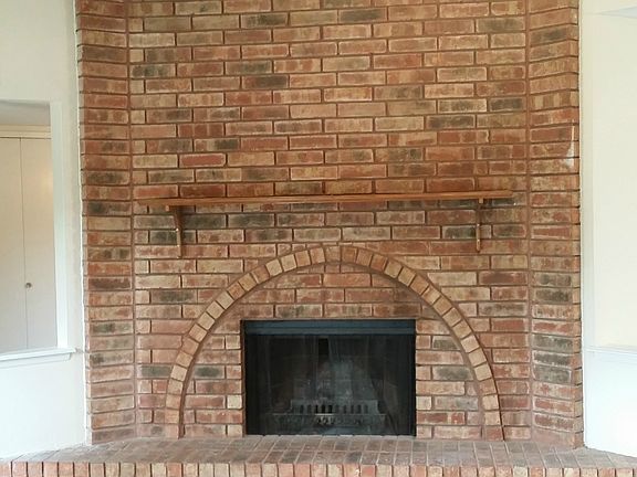 2nd image of 213 Boxwood Dr