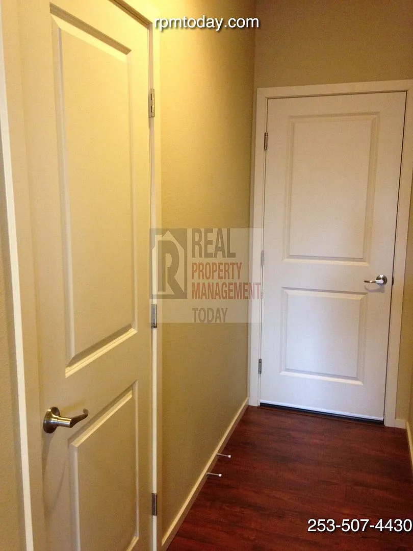 Beautiful 4 Bedroom Home in Spanaway! — Photo 3