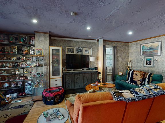 4th image of 90 Brewster St