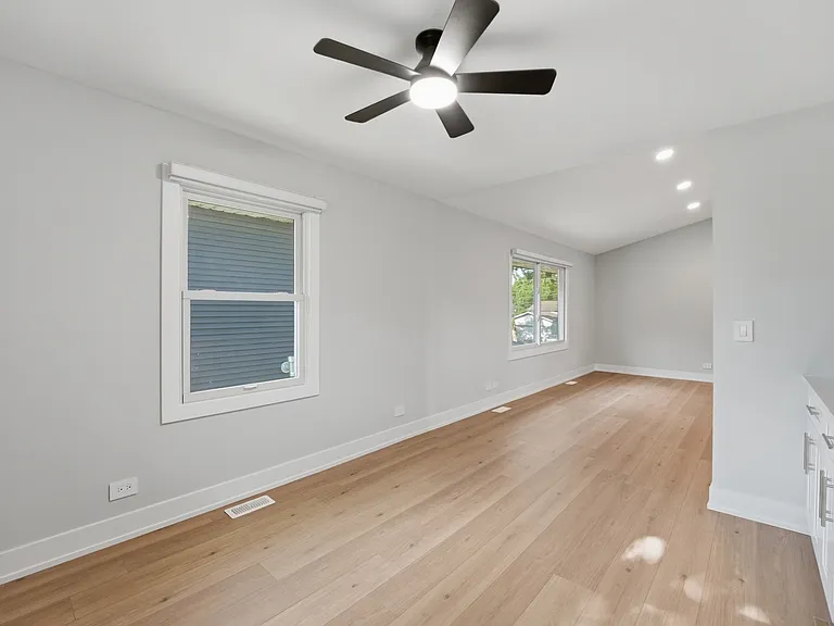 136 Edgewater Dr — Photo 8