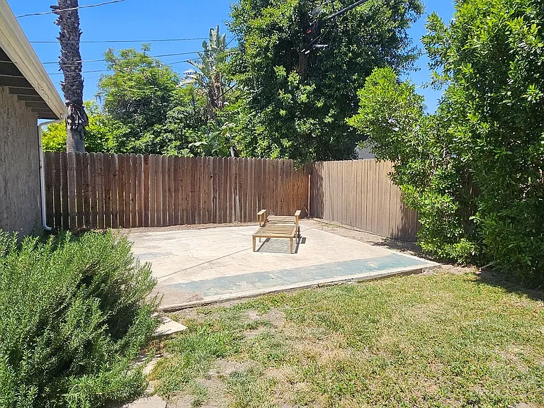 22509 Clarendon St — Photo 21