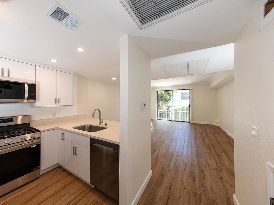 1st image of 1524 Granville Ave APT 102