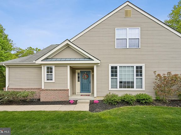 3rd image of 131 Glengarry Ln