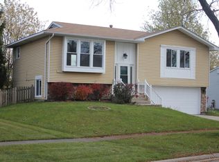 155 Leawood Dr, Roselle, IL 60172