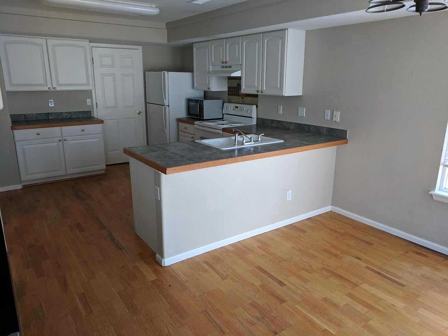 3 bed, 1.5 bath, 1134 sqft, $2,300 — Photo 4