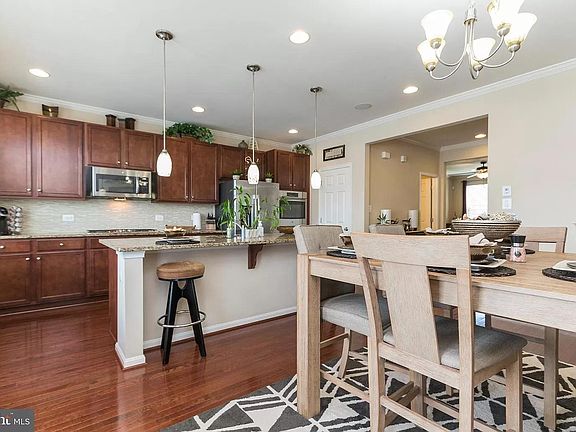4th image of 212 Apricot St