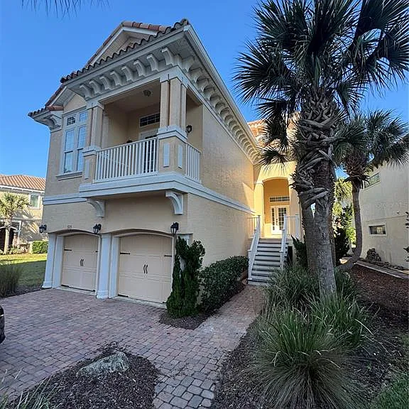 323 Ocean Crest Dr — Photo 1