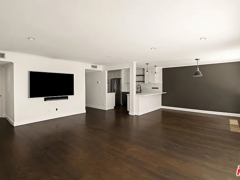 121 N Croft Ave #105 — Photo 8