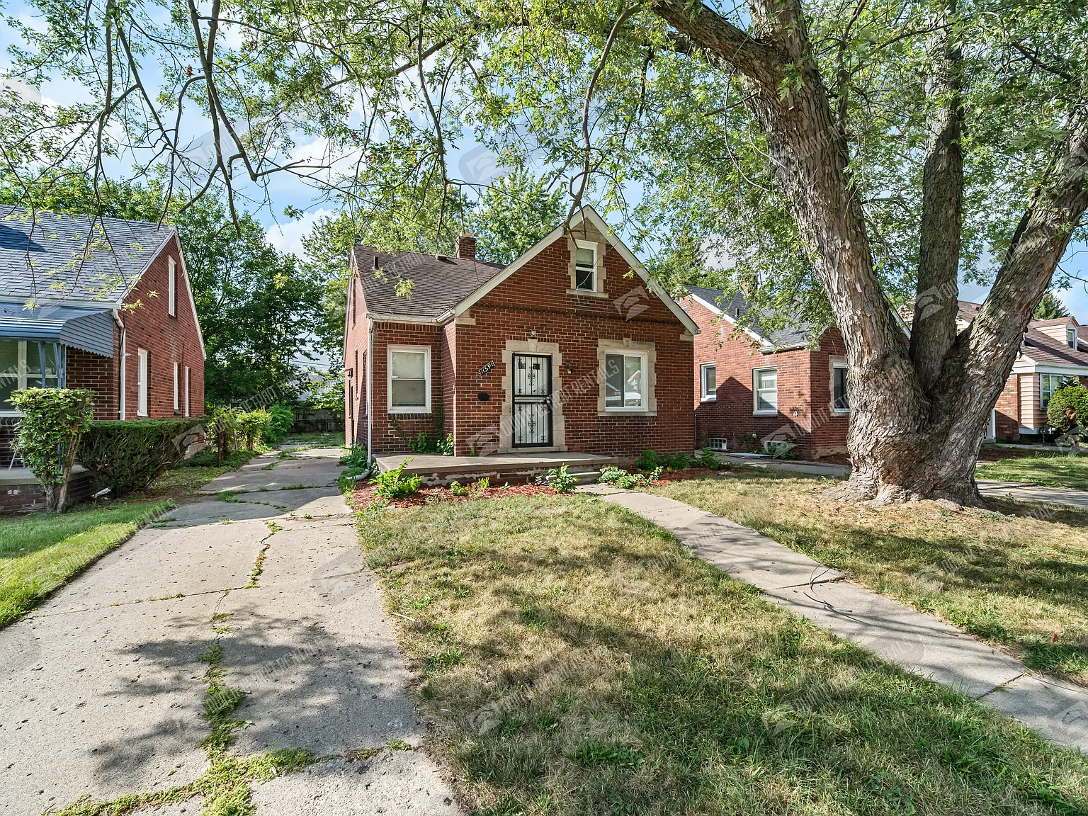 House - Bungalow — Photo 1