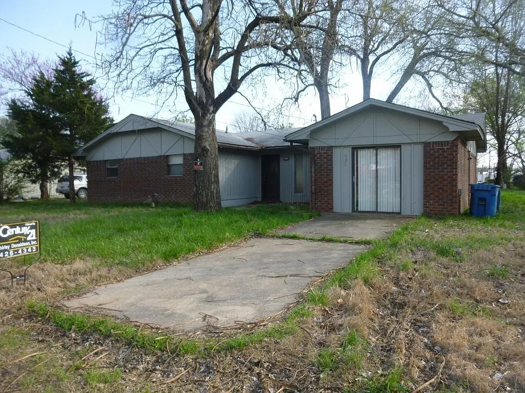 4 bed, 1.5 bath, 1595 sqft, $1,200 — Photo 1