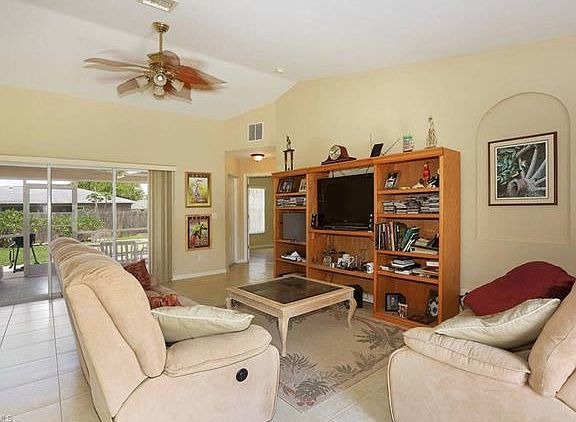3rd image of 1013 SW 34th Ter