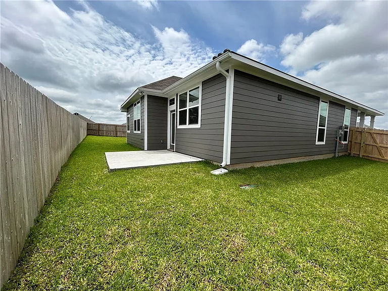 2204 Johnny Lyon Ct — Photo 12